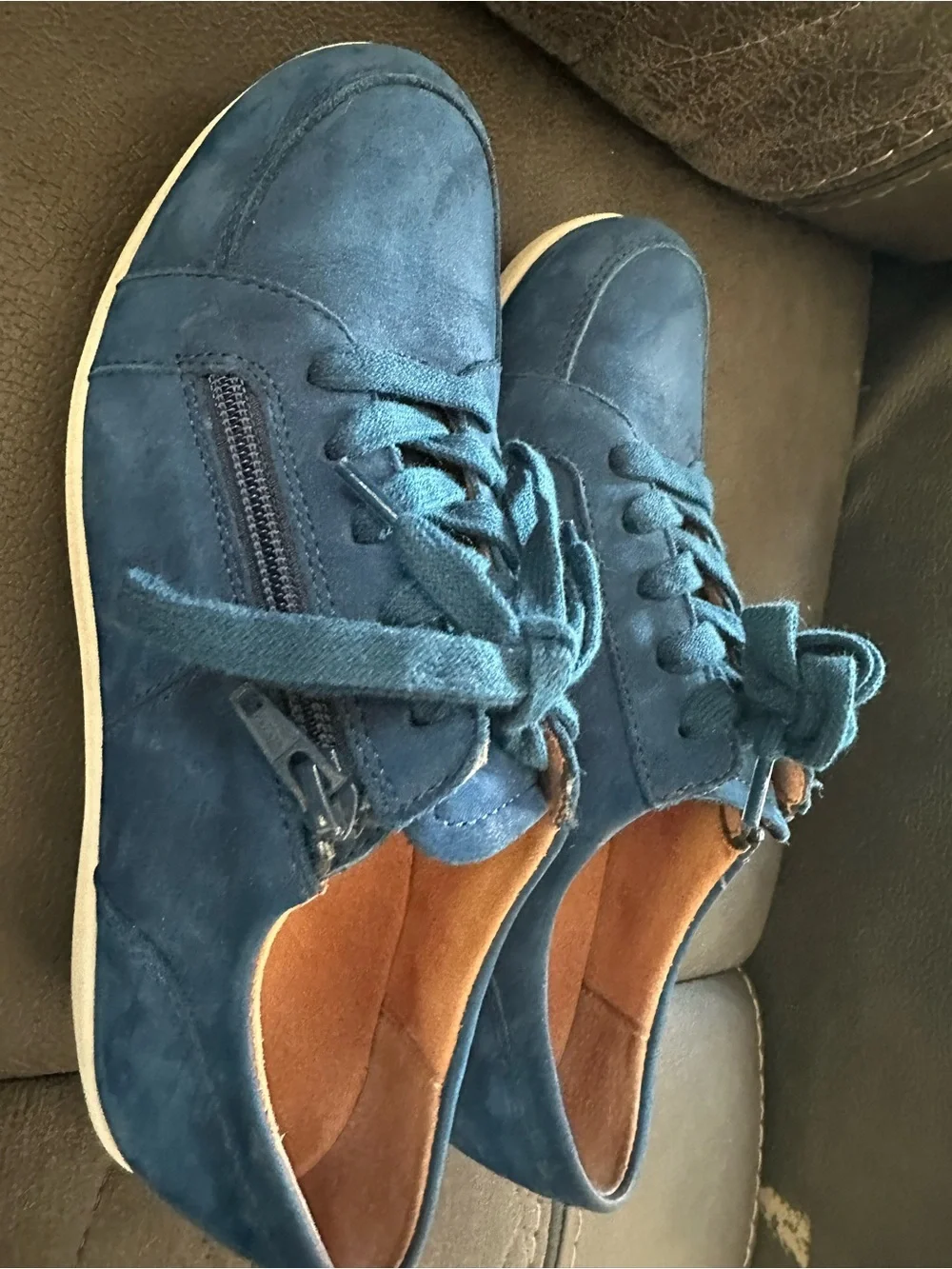Vionic Abagail women's blue nubuck sneaker